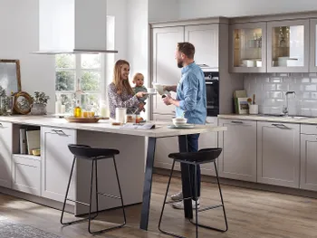 Familie in einer Landhausküche