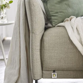 Hellgrünes Sofa mit gerader Armlehne und silbernem Fuß.