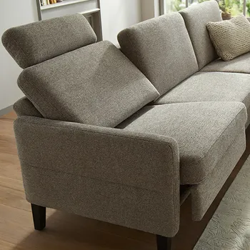 Graues Stoffsofa mit verstellbarer Rückenlehne.