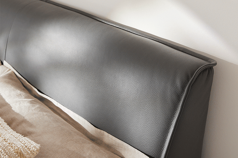 Kopfteil in schwarzem Leder von hochwertigem Bett.