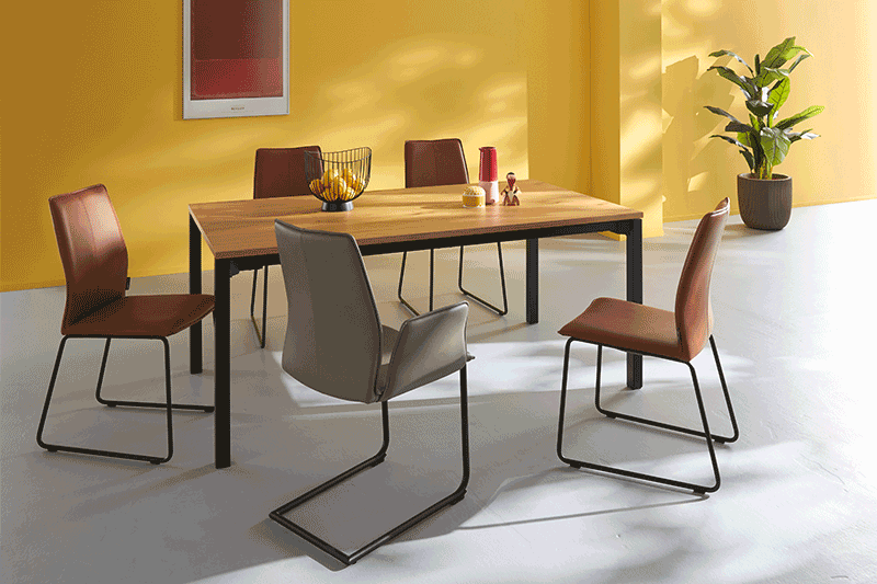 Darstellung der Funktion einer ausziehbaren Tischplatte beim Esstisch Raum.Freunde Alis.