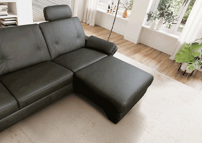 Animiertes schwarzes Sofa, das sich in Relaxfunktion bewegt.