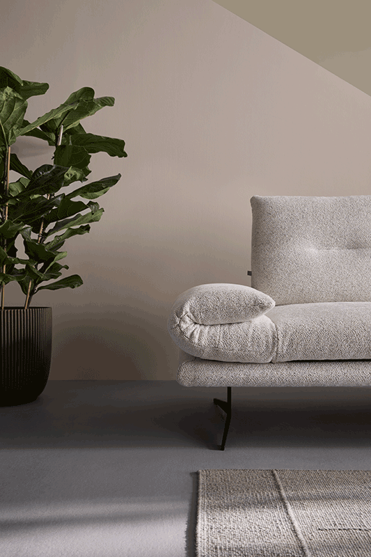 Bildabfolge von Funktion einer klappbaren Armlehne.