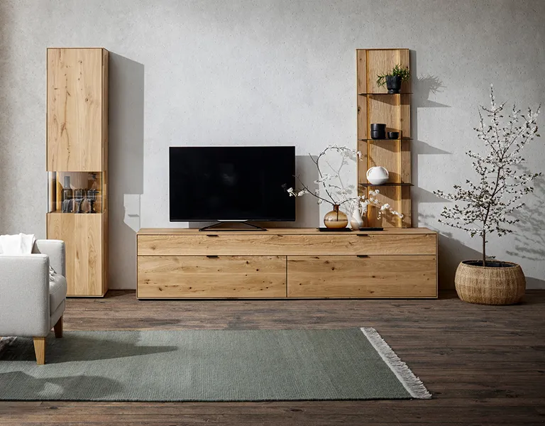 Massivholzmöbel und Sofas von NATURA HOME sorgen für Gemütlichkeit im Wohnzimmer.