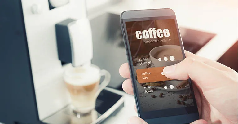 Eine Kaffeemaschine die über das Handy gesteuert wird. Der Display zeigt die einstellbare Kaffeemenge an.
    