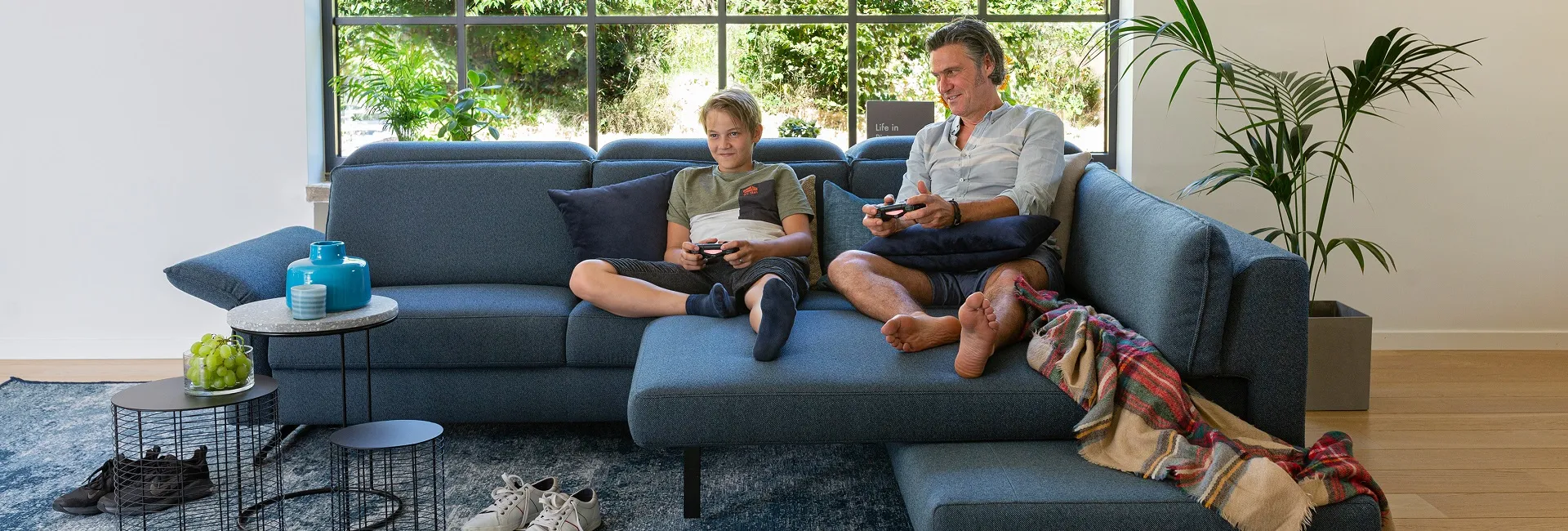 Sofa, Mann und Kind blau
