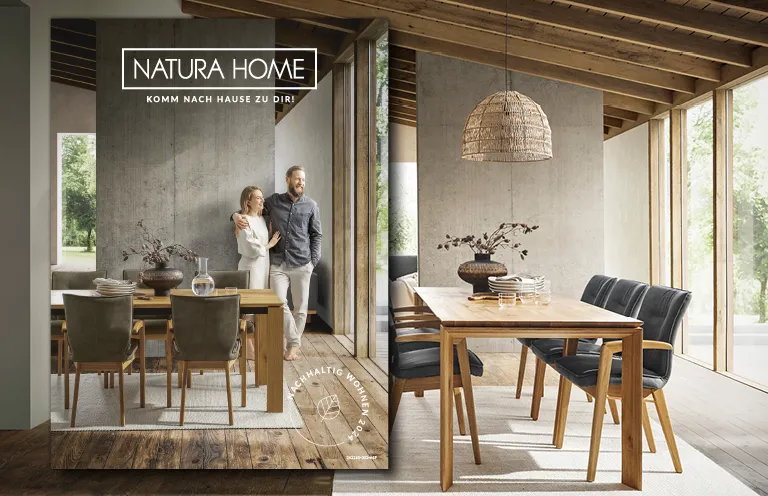 Im NATURA HOME Katalog finden Sie nachhaltige Massivholzmöbel.