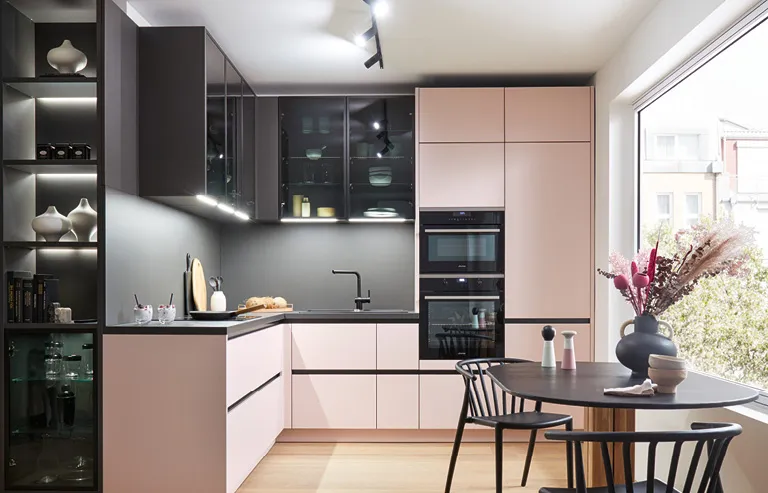 Moderne Einbauküche mit Rosa Fronten und schwarzen Regal- und Schrankelementen. 