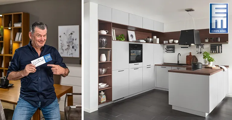 Mark Kühler mit EMC-Schild, Esszimmereinrichtung mit Tisch, Stühlen, Highboard und Sideboard und Küche mit weißen Küchenfronten.