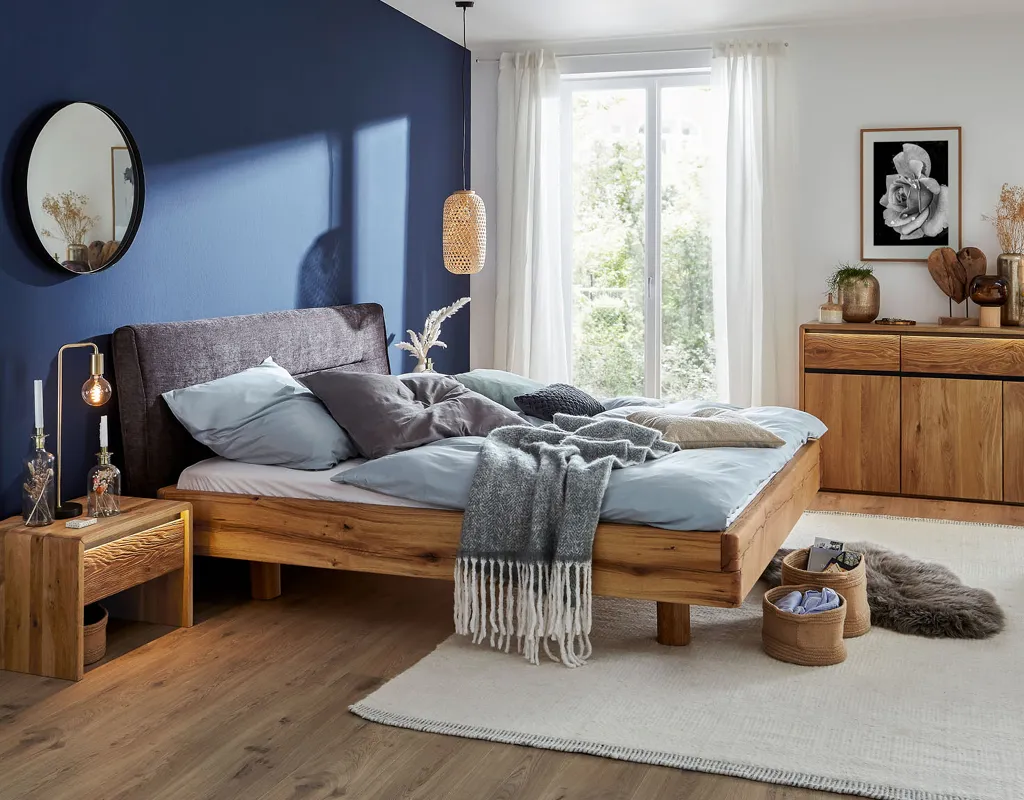 Betten, Kommoden und Kleiderschränke aus Massivholz bringen Ruhe ins Schlafzimmer.