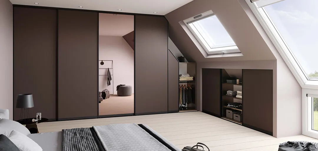 Modern eingerichtetes Schlafzimmer mit Einbau-Kleiderschrank