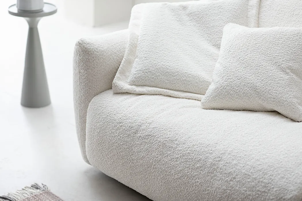Weißes weiches Sofa mit weißen Kissen