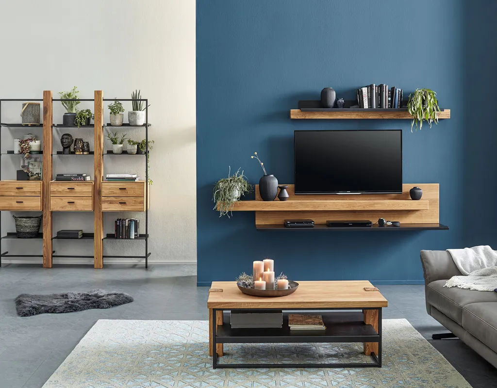 Couchtisch, Regal, Wohnwand und Sideboard aus Holz sorgen für gutes Raumklima im Wohnzimmer.