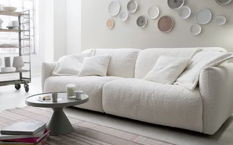 Fluffige weiße Couch