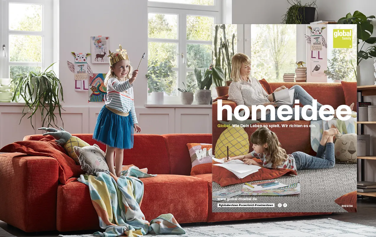 Kind auf Sofa und Home Idee Katalog