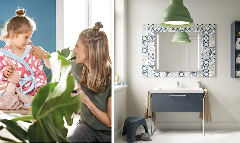 Grünpflanzenwandmuster im Badezimmer, Mutter und Tochter hinter einer Monstera-Pflanze im Bad, Badmöbel im Holz-Look kombiniert mit einer Grünpflanze und frischem Blau