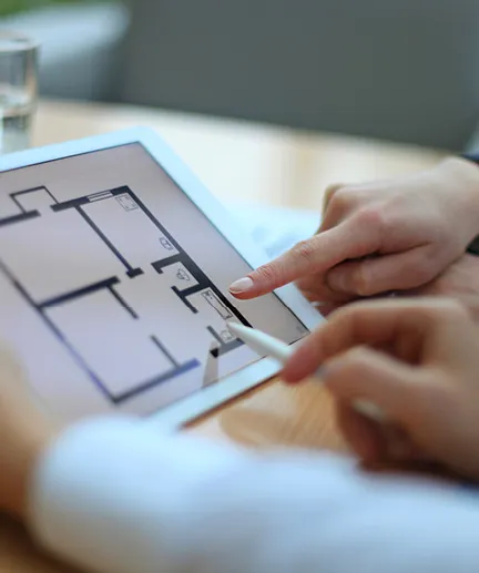Technische Zeichnung eines Wohnraums dient als Hilfsmittel zur Raumplanung.