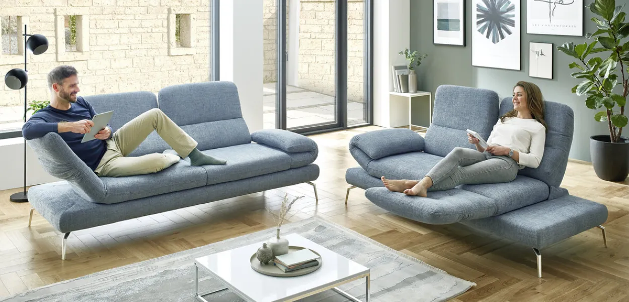 gemütliche Sofas mit verstellbarer Sitzfläche in Anthrazit und hellblau