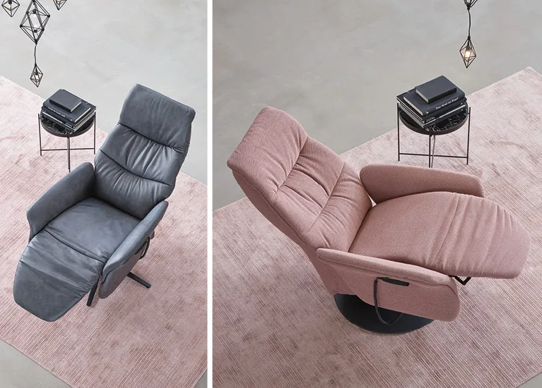 Zwei Relax-Sessel von Himolla auf rosa Teppich