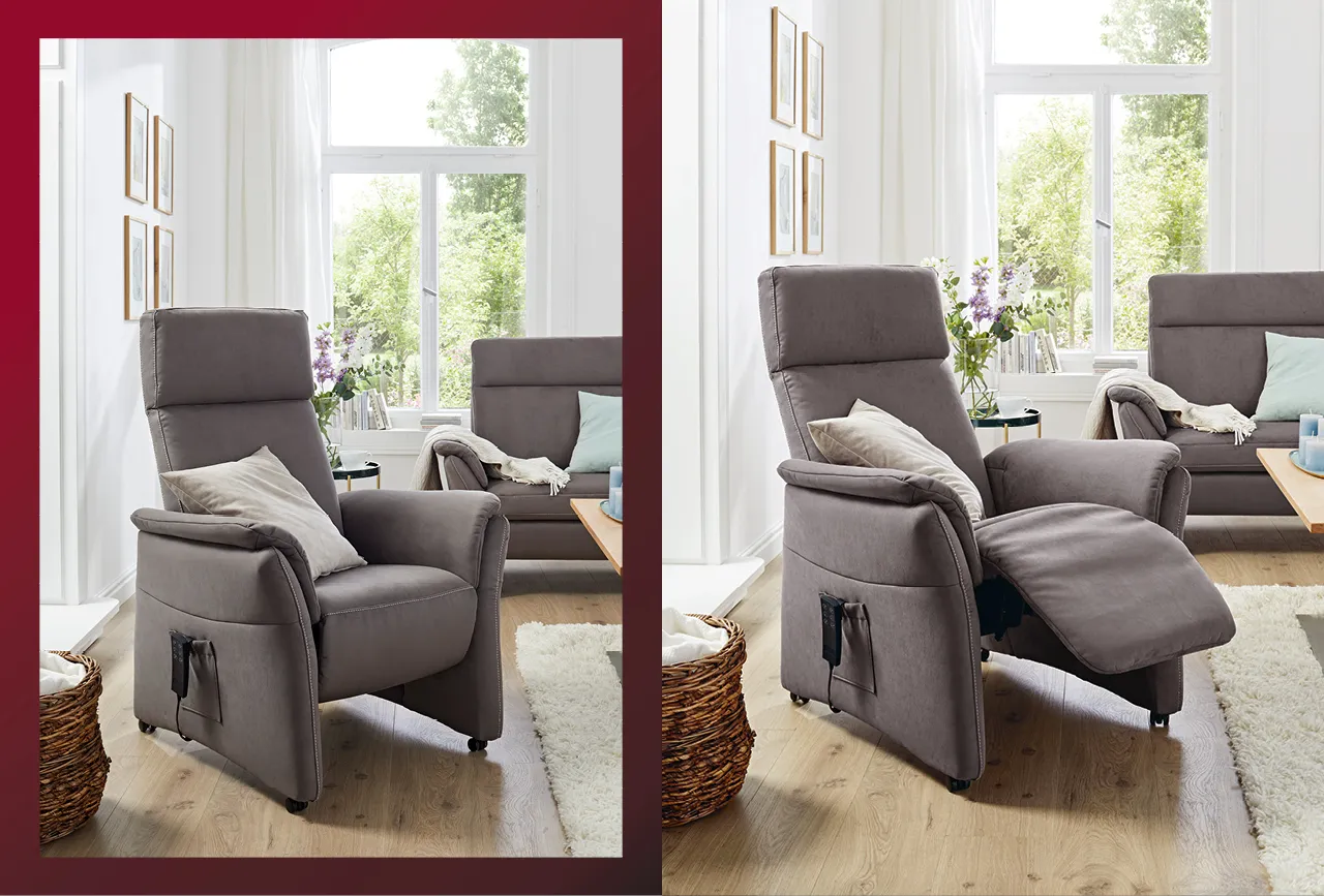Graubrauner Sessel mit Relaxfunktion vor rotem Hintergrund