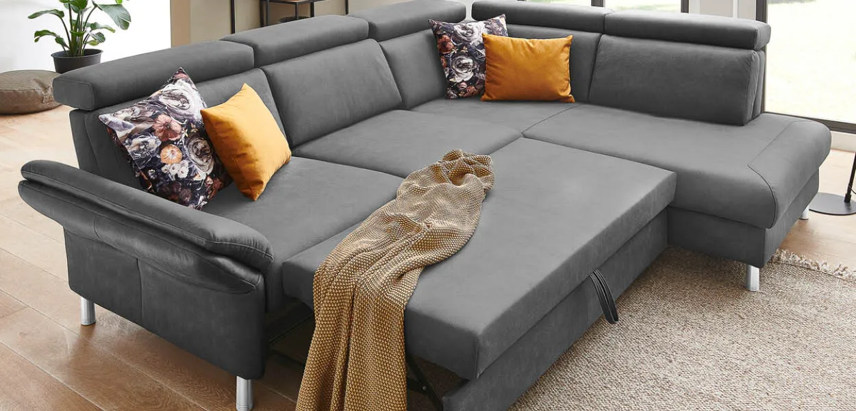 Ledersofa und Hocker mit Lederbezug – so wird’s gemütlich im Wohnzimmer.