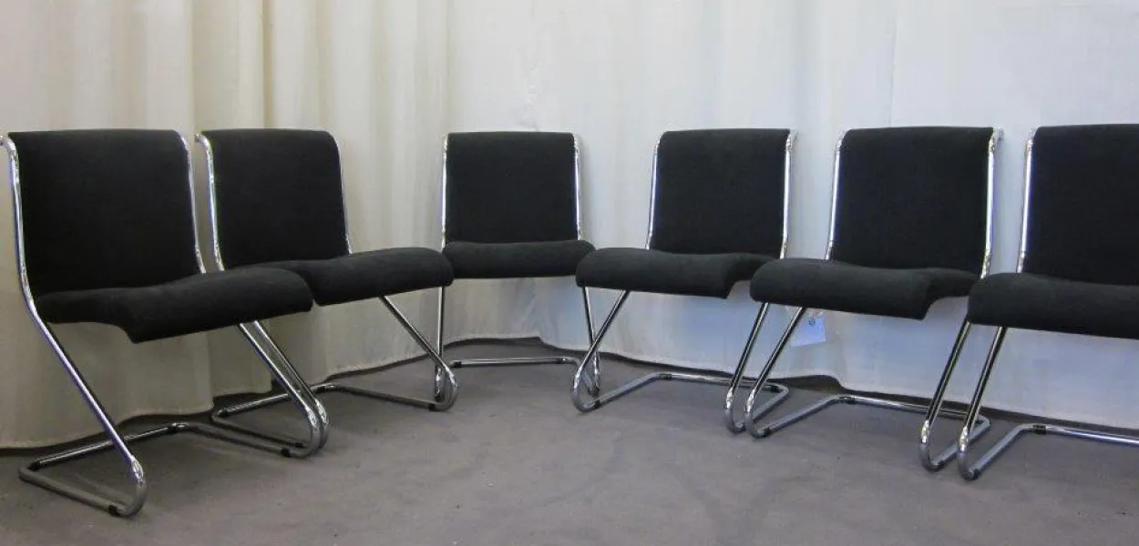 Stühle und Eckbank frisch aus der Polsterei in Dortmund mit neuen Bezügen