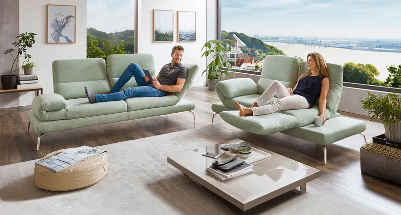 Mann und Frau im Wohnzimmer auf dem Sofa Tampa 2 mit drehbaren
