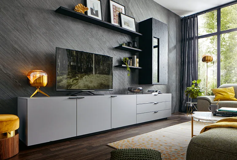 Meistens ist das TV-Board in eine Wohnwand eingebettet. Es bietet Platz für den Fernseher.