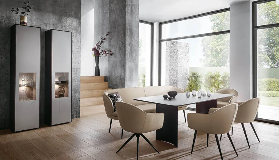 Global Select Raumeinrichtung mit Esstisch, Stühlen und Wandschrank