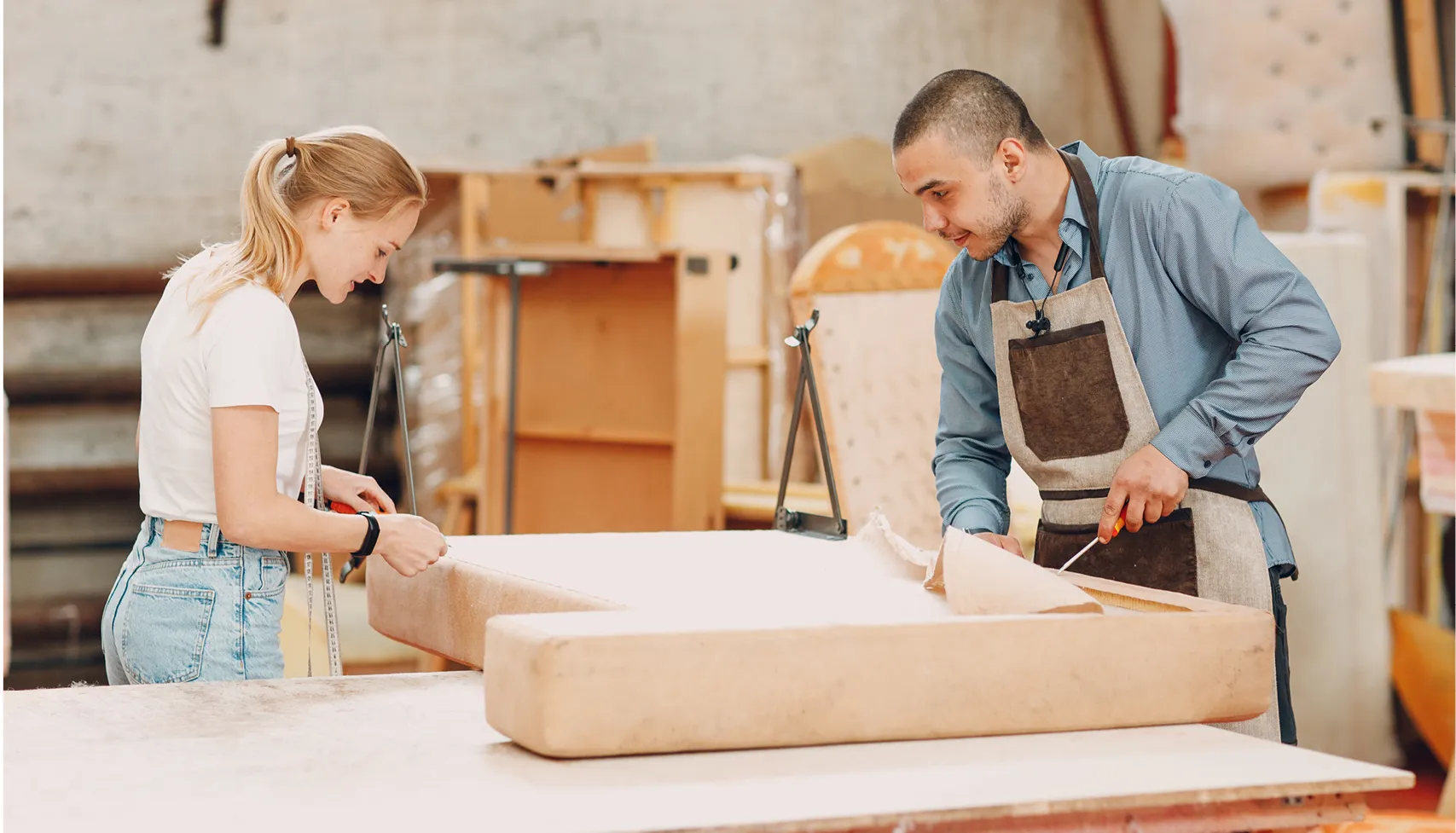 Polsterei Mitarbeiter bei der arbeit
