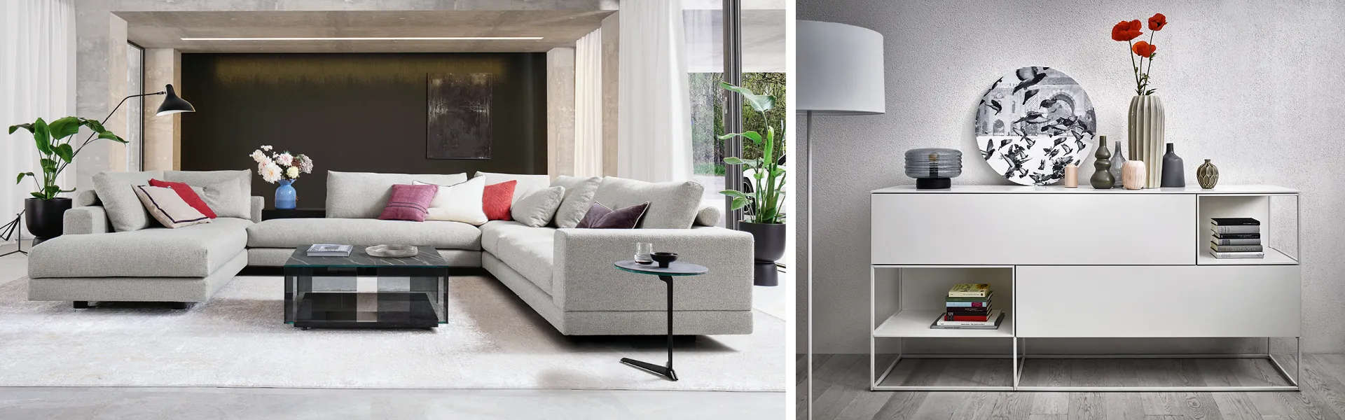 Wohnart Sofa und weißes Regal mit Dekor