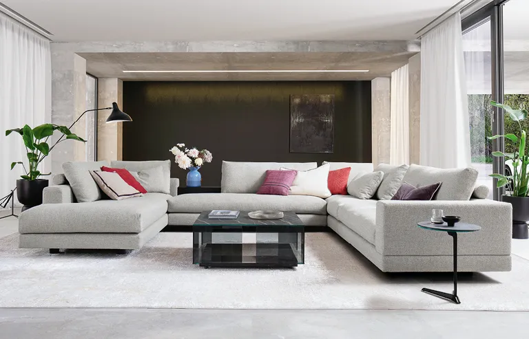 Wohnart Sofaund weißes Regal mit Dekor