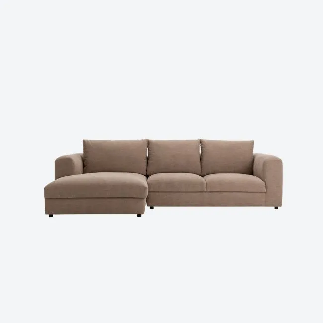 Braunes Ecksofa vor weißem Hintergrund.