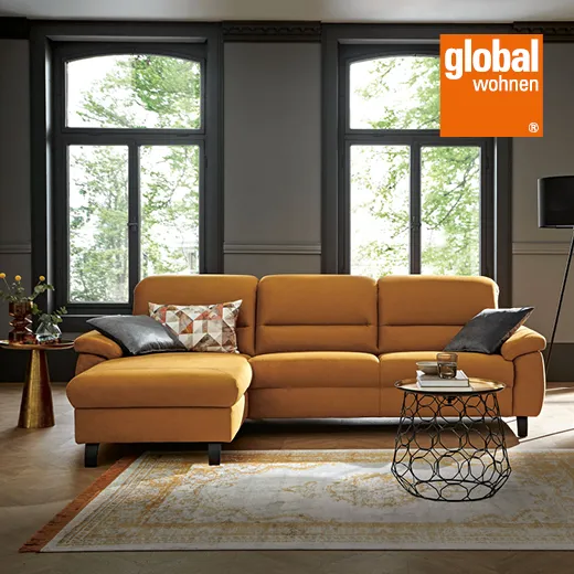 Orangefarbenes Stoffsofa in gemütlichem Wohnzimmer