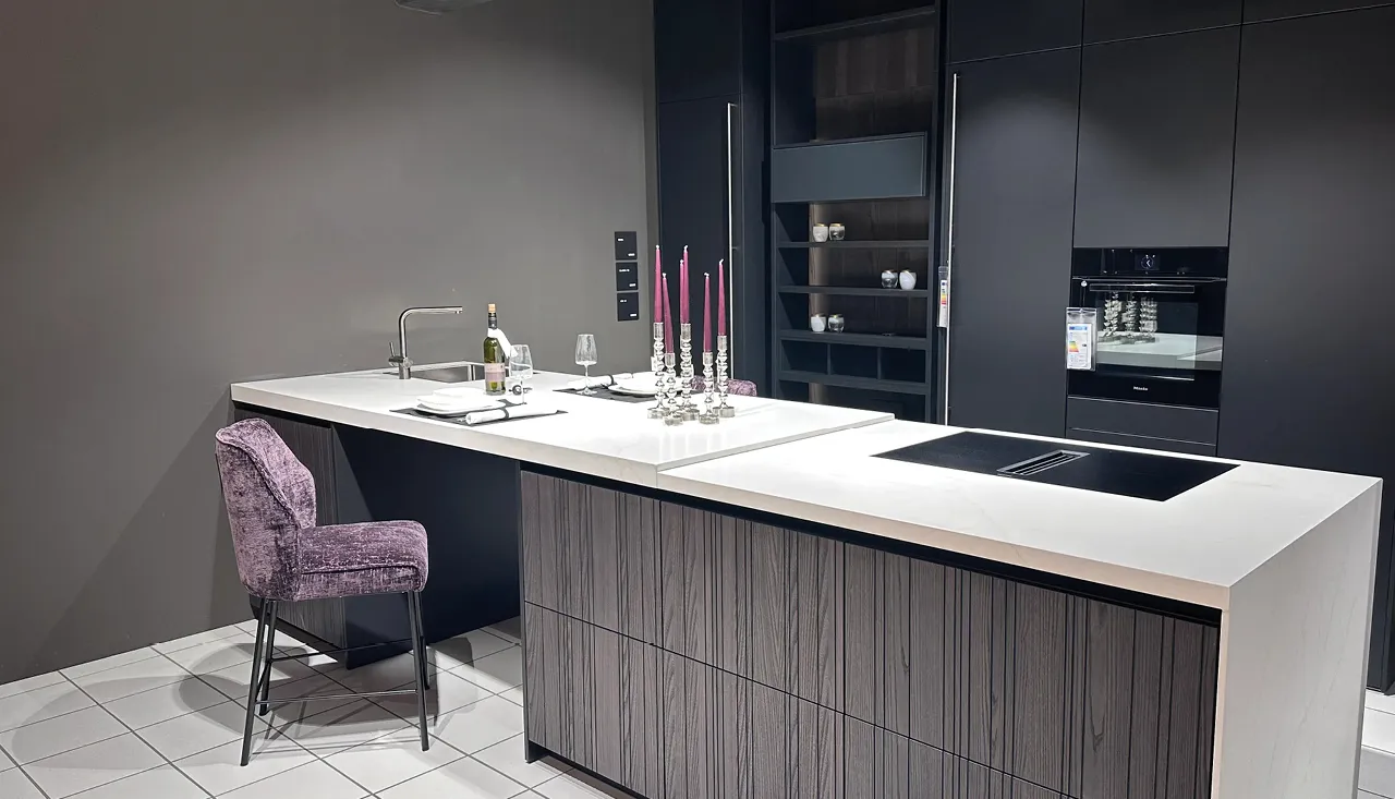 Moderne LEICHT Küche mit Kochinsel in Weiß und Holzoptik bei Möbel Wiedemann in Igersheim.