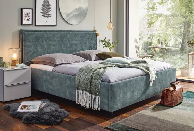 Teppiche und Vorhänge sorgen für eine angenehme Atmosphäre im Schlafzimmer.
