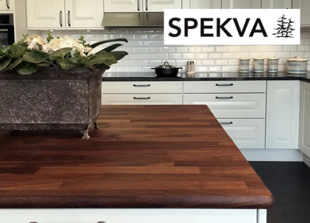 Dunkelbraune Holzarbeitsplatte in Küche