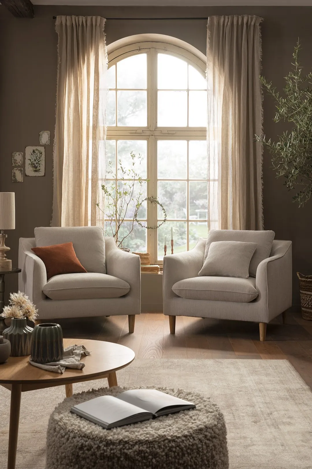 Lebensart Sessel Burnley vor Fenster