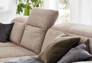 Graubraunes Stoffsofa mit ausklappbarer Nackenstütze