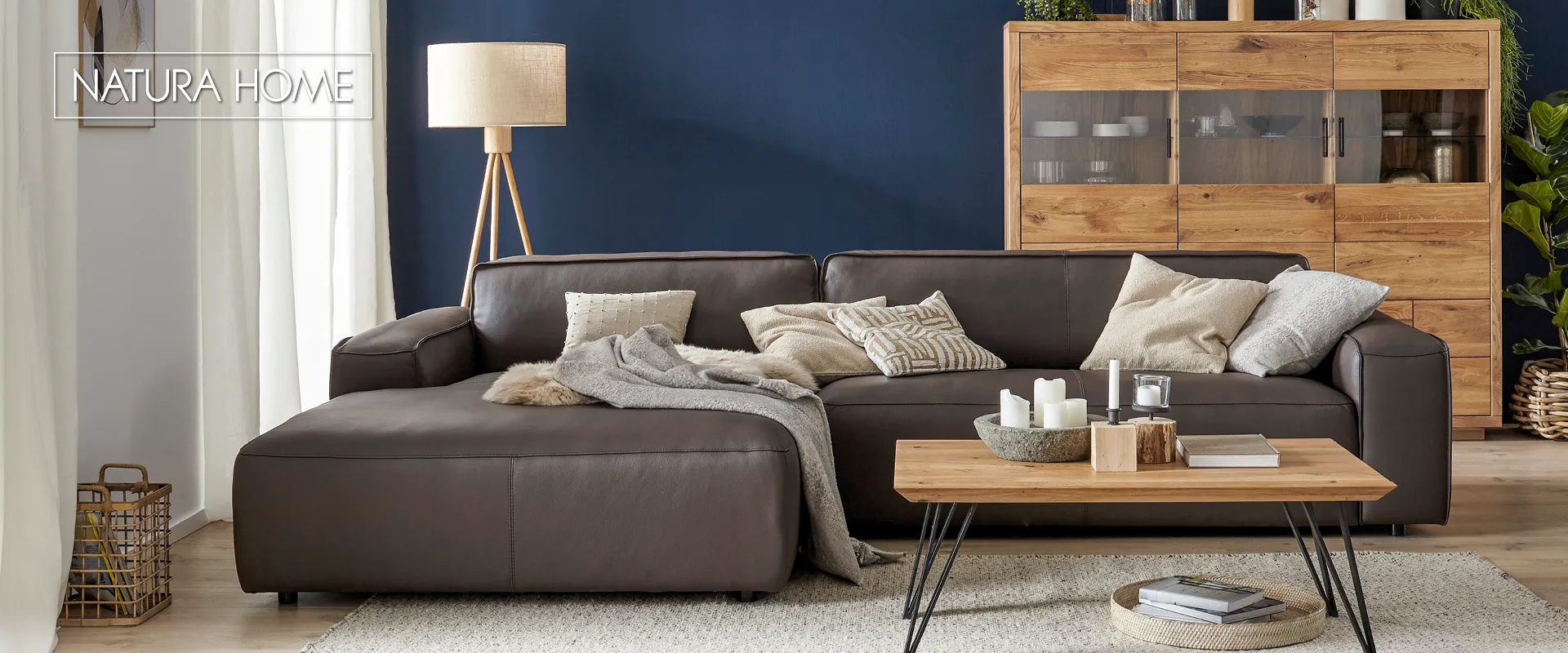 stylisches braunes Ledersofa in gemütlich eingerichtetem Wohnzimmer