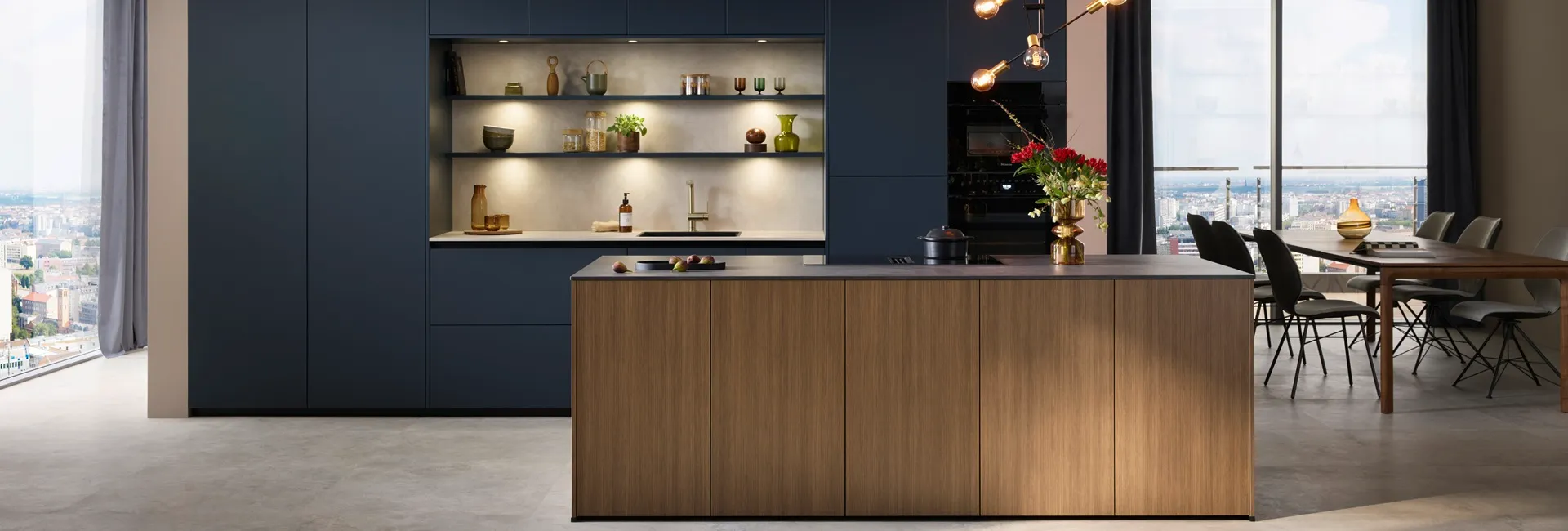 dunkle Küche mit Tieren