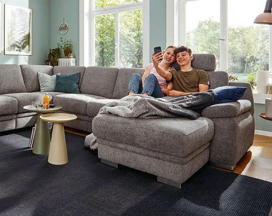 Kinder auf Couch
