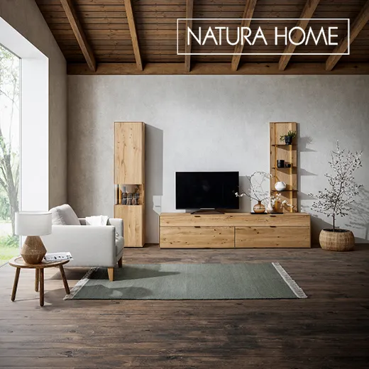 Stylische Massivholzwohnwand in hellem Wohnzimmer