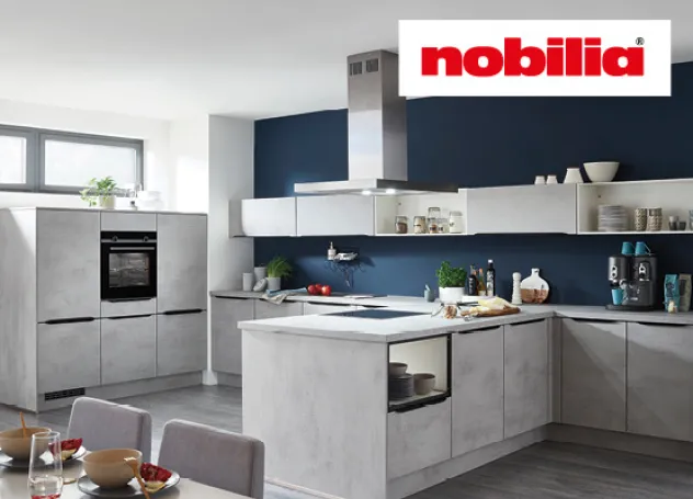 Graue Küche im Natursteinlook