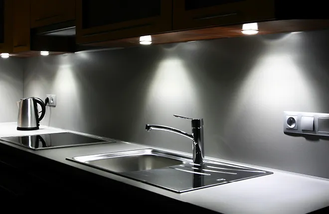 Edelstahlspülbecken in moderner Küche