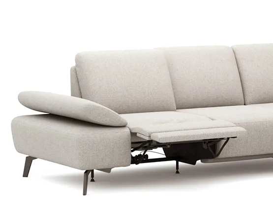 Sofa Theodor - Die motorische Fußstütze ist für jeden Sitz individuell einstellbar