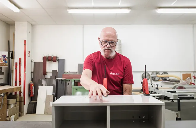 Tischler bei der Arbeit