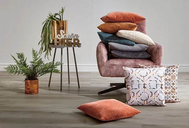 Decken, Tagesdecken, Dekokissen und Kopfkissen geben dem Schlafzimmer einen ganz individuellen Touch.