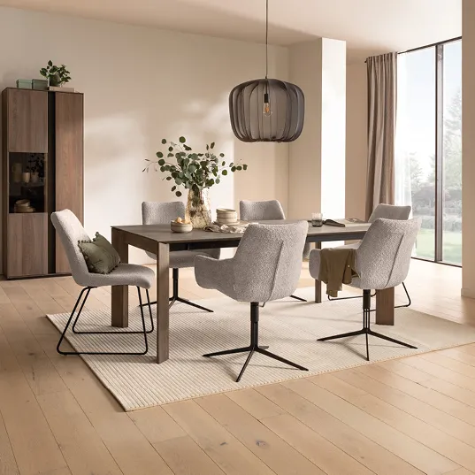 Massivholz Esstisch NATURA HOME mit grauen Stühlen