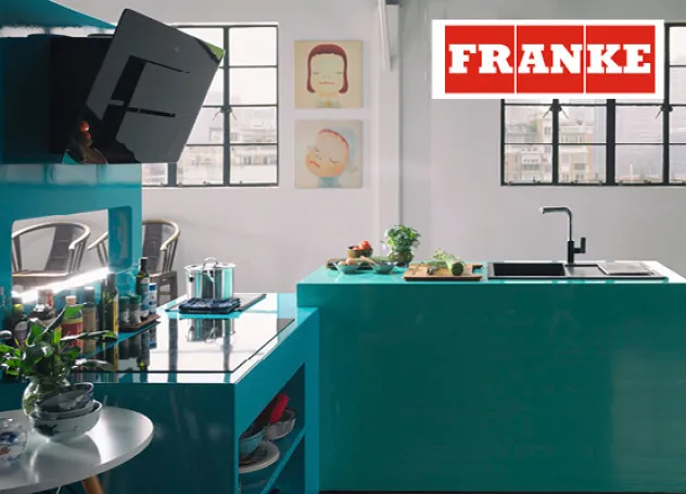 Türkisfarbene Inselküche mit Franke Dunstabzugshaube